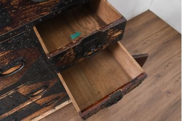 和製アンティーク　上手物!!　八幡では珍しい、上段に小引き出しが二杯付ついた佐渡箪笥(時代箪笥、八幡箪笥、収納たんす、衣装タンス、整理箪笥)R-082335)