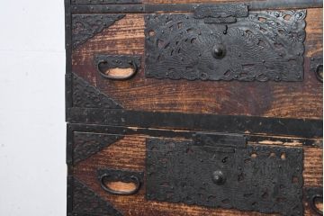 和製アンティーク　上手物!!　八幡では珍しい、上段に小引き出しが二杯付ついた佐渡箪笥(時代箪笥、八幡箪笥、収納たんす、衣装タンス、整理箪笥)R-082335)