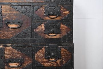 和製アンティーク　上手物!!　八幡では珍しい、上段に小引き出しが二杯付ついた佐渡箪笥(時代箪笥、八幡箪笥、収納たんす、衣装タンス、整理箪笥)R-082335)