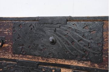 和製アンティーク　上手物!!　八幡では珍しい、上段に小引き出しが二杯付ついた佐渡箪笥(時代箪笥、八幡箪笥、収納たんす、衣装タンス、整理箪笥)R-082335)