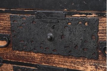 和製アンティーク　上手物!!　八幡では珍しい、上段に小引き出しが二杯付ついた佐渡箪笥(時代箪笥、八幡箪笥、収納たんす、衣装タンス、整理箪笥)R-082335)