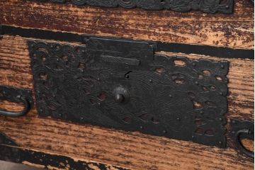 和製アンティーク　上手物!!　八幡では珍しい、上段に小引き出しが二杯付ついた佐渡箪笥(時代箪笥、八幡箪笥、収納たんす、衣装タンス、整理箪笥)R-082335)