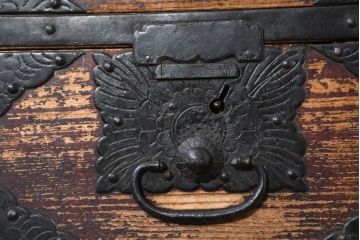 和製アンティーク　上手物!!　八幡では珍しい、上段に小引き出しが二杯付ついた佐渡箪笥(時代箪笥、八幡箪笥、収納たんす、衣装タンス、整理箪笥)R-082335)