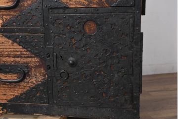 和製アンティーク　上手物!!　八幡では珍しい、上段に小引き出しが二杯付ついた佐渡箪笥(時代箪笥、八幡箪笥、収納たんす、衣装タンス、整理箪笥)R-082335)