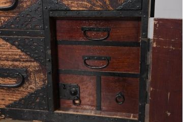 和製アンティーク　上手物!!　八幡では珍しい、上段に小引き出しが二杯付ついた佐渡箪笥(時代箪笥、八幡箪笥、収納たんす、衣装タンス、整理箪笥)R-082335)