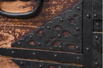 和製アンティーク　上手物!!　八幡では珍しい、上段に小引き出しが二杯付ついた佐渡箪笥(時代箪笥、八幡箪笥、収納たんす、衣装タンス、整理箪笥)R-082335)