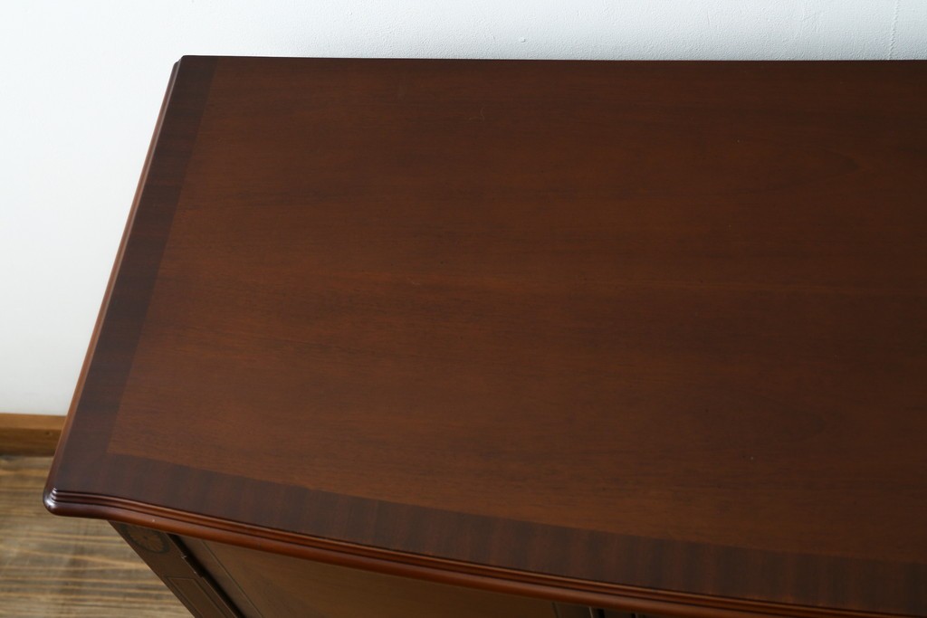 中古　美品　東海家具工業(Tokai Kagu)　ベネチア(Venezia)シリーズ　マホガニー材　ネオクラシカルな気品漂う意匠が魅力のイタリアンサイドボード　定価約15万円　(R-082338)