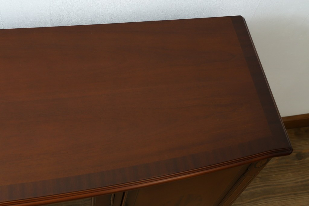 中古　美品　東海家具工業(Tokai Kagu)　ベネチア(Venezia)シリーズ　マホガニー材　ネオクラシカルな気品漂う意匠が魅力のイタリアンサイドボード　定価約15万円　(R-082338)