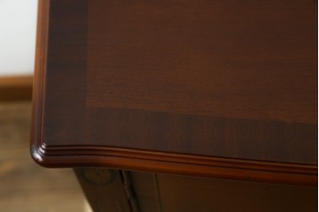 中古　美品　東海家具工業(Tokai Kagu)　ベネチア(Venezia)シリーズ　マホガニー材　ネオクラシカルな気品漂う意匠が魅力のイタリアンサイドボード　定価約15万円　(R-082338)