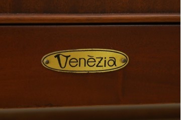 中古　美品　東海家具工業(Tokai Kagu)　ベネチア(Venezia)シリーズ　マホガニー材　ネオクラシカルな気品漂う意匠が魅力のイタリアンサイドボード　定価約15万円　(R-082338)