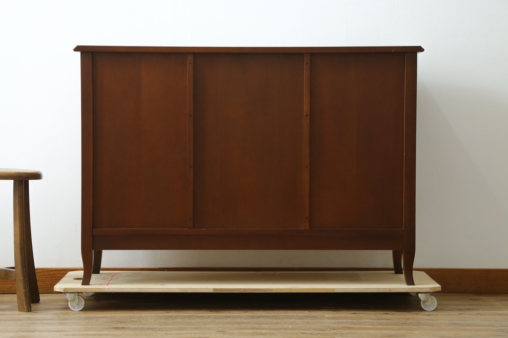 中古　美品　東海家具工業(Tokai Kagu)　ベネチア(Venezia)シリーズ　マホガニー材　ネオクラシカルな気品漂う意匠が魅力のイタリアンサイドボード　定価約15万円　(R-082338)