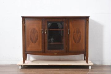 中古　美品　東海家具工業(Tokai Kagu)　ベネチア(Venezia)シリーズ　マホガニー材　ネオクラシカルな気品漂う意匠が魅力のイタリアンサイドボード(サイドキャビネット、収納棚、戸棚、飾り棚)(定価約15万円)(R-082338)