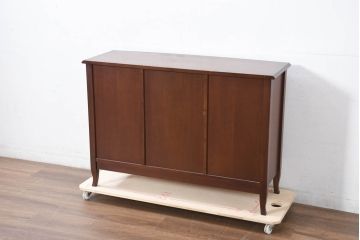 中古　美品　東海家具工業(Tokai Kagu)　ベネチア(Venezia)シリーズ　マホガニー材　ネオクラシカルな気品漂う意匠が魅力のイタリアンサイドボード(サイドキャビネット、収納棚、戸棚、飾り棚)(定価約15万円)(R-082338)