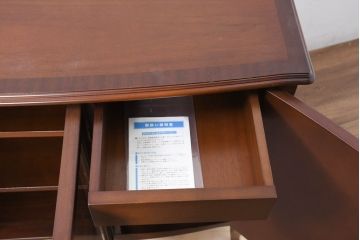 中古　美品　東海家具工業(Tokai Kagu)　ベネチア(Venezia)シリーズ　マホガニー材　ネオクラシカルな気品漂う意匠が魅力のイタリアンサイドボード(サイドキャビネット、収納棚、戸棚、飾り棚)(定価約15万円)(R-082338)