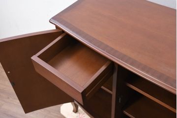 中古　美品　東海家具工業(Tokai Kagu)　ベネチア(Venezia)シリーズ　マホガニー材　ネオクラシカルな気品漂う意匠が魅力のイタリアンサイドボード(サイドキャビネット、収納棚、戸棚、飾り棚)(定価約15万円)(R-082338)