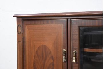 中古　美品　東海家具工業(Tokai Kagu)　ベネチア(Venezia)シリーズ　マホガニー材　ネオクラシカルな気品漂う意匠が魅力のイタリアンサイドボード(サイドキャビネット、収納棚、戸棚、飾り棚)(定価約15万円)(R-082338)