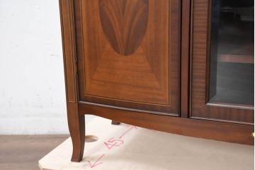 中古　美品　東海家具工業(Tokai Kagu)　ベネチア(Venezia)シリーズ　マホガニー材　ネオクラシカルな気品漂う意匠が魅力のイタリアンサイドボード(サイドキャビネット、収納棚、戸棚、飾り棚)(定価約15万円)(R-082338)