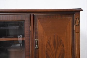 中古　美品　東海家具工業(Tokai Kagu)　ベネチア(Venezia)シリーズ　マホガニー材　ネオクラシカルな気品漂う意匠が魅力のイタリアンサイドボード(サイドキャビネット、収納棚、戸棚、飾り棚)(定価約15万円)(R-082338)