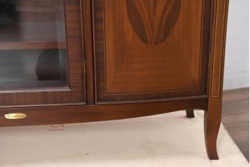 中古　美品　東海家具工業(Tokai Kagu)　ベネチア(Venezia)シリーズ　マホガニー材　ネオクラシカルな気品漂う意匠が魅力のイタリアンサイドボード(サイドキャビネット、収納棚、戸棚、飾り棚)(定価約15万円)(R-082338)