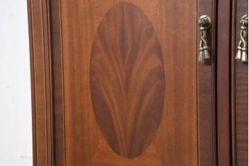 中古　美品　東海家具工業(Tokai Kagu)　ベネチア(Venezia)シリーズ　マホガニー材　ネオクラシカルな気品漂う意匠が魅力のイタリアンサイドボード(サイドキャビネット、収納棚、戸棚、飾り棚)(定価約15万円)(R-082338)