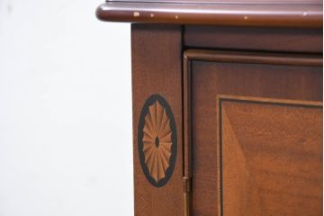 中古　美品　東海家具工業(Tokai Kagu)　ベネチア(Venezia)シリーズ　マホガニー材　ネオクラシカルな気品漂う意匠が魅力のイタリアンサイドボード(サイドキャビネット、収納棚、戸棚、飾り棚)(定価約15万円)(R-082338)