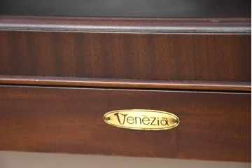 中古　美品　東海家具工業(Tokai Kagu)　ベネチア(Venezia)シリーズ　マホガニー材　ネオクラシカルな気品漂う意匠が魅力のイタリアンサイドボード(サイドキャビネット、収納棚、戸棚、飾り棚)(定価約15万円)(R-082338)