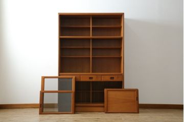 和製ビンテージ　希少!!　国産職人手作り　有名百貨店取り扱い　チーク材　取っ手がかわいらしい北欧デザインの食器棚(キャビネット、収納棚、戸棚、カップボード、飾り棚、ヴィンテージ)(R-082340)