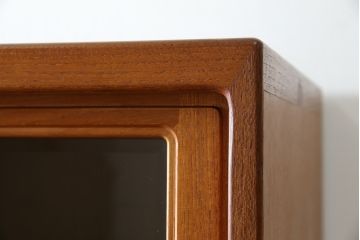 和製ビンテージ　希少!!　国産職人手作り　有名百貨店取り扱い　チーク材　取っ手がかわいらしい北欧デザインの食器棚(キャビネット、収納棚、戸棚、カップボード、飾り棚、ヴィンテージ)(R-082340)