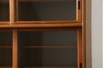 和製ビンテージ　希少!!　国産職人手作り　有名百貨店取り扱い　チーク材　取っ手がかわいらしい北欧デザインの食器棚(キャビネット、収納棚、戸棚、カップボード、飾り棚、ヴィンテージ)(R-082340)