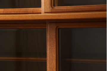 和製ビンテージ　希少!!　国産職人手作り　有名百貨店取り扱い　チーク材　取っ手がかわいらしい北欧デザインの食器棚(キャビネット、収納棚、戸棚、カップボード、飾り棚、ヴィンテージ)(R-082340)