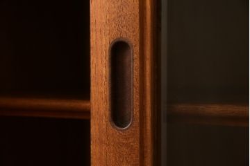 和製ビンテージ　希少!!　国産職人手作り　有名百貨店取り扱い　チーク材　取っ手がかわいらしい北欧デザインの食器棚(キャビネット、収納棚、戸棚、カップボード、飾り棚、ヴィンテージ)(R-082340)