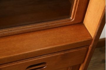 和製ビンテージ　希少!!　国産職人手作り　有名百貨店取り扱い　チーク材　取っ手がかわいらしい北欧デザインの食器棚(キャビネット、収納棚、戸棚、カップボード、飾り棚、ヴィンテージ)(R-082340)
