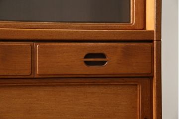 和製ビンテージ　希少!!　国産職人手作り　有名百貨店取り扱い　チーク材　取っ手がかわいらしい北欧デザインの食器棚(キャビネット、収納棚、戸棚、カップボード、飾り棚、ヴィンテージ)(R-082340)