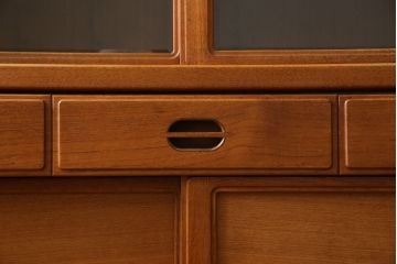 和製ビンテージ　希少!!　国産職人手作り　有名百貨店取り扱い　チーク材　取っ手がかわいらしい北欧デザインの食器棚(キャビネット、収納棚、戸棚、カップボード、飾り棚、ヴィンテージ)(R-082340)