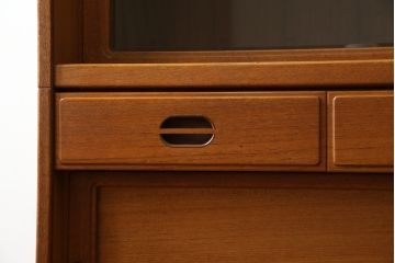 和製ビンテージ　希少!!　国産職人手作り　有名百貨店取り扱い　チーク材　取っ手がかわいらしい北欧デザインの食器棚(キャビネット、収納棚、戸棚、カップボード、飾り棚、ヴィンテージ)(R-082340)