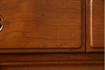 和製ビンテージ　希少!!　国産職人手作り　有名百貨店取り扱い　チーク材　取っ手がかわいらしい北欧デザインの食器棚(キャビネット、収納棚、戸棚、カップボード、飾り棚、ヴィンテージ)(R-082340)