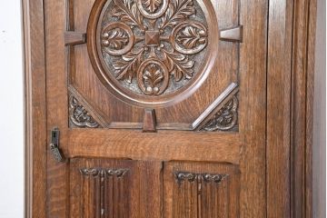 イギリスアンティーク　人気の薄型!!　オーク材　アールデコ　クラシカルな佇まいが魅力的なワードローブ(洋服タンス、衣装タンス、キャビネット、収納棚、戸棚、英国)(R-082341)