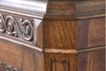 イギリスアンティーク　人気の薄型!!　オーク材　アールデコ　クラシカルな佇まいが魅力的なワードローブ(洋服タンス、衣装タンス、キャビネット、収納棚、戸棚、英国)(R-082341)