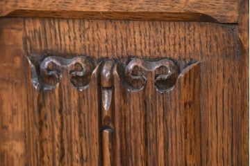イギリスアンティーク　人気の薄型!!　オーク材　アールデコ　クラシカルな佇まいが魅力的なワードローブ(洋服タンス、衣装タンス、キャビネット、収納棚、戸棚、英国)(R-082341)