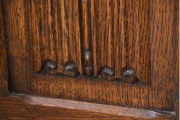 イギリスアンティーク　人気の薄型!!　オーク材　アールデコ　クラシカルな佇まいが魅力的なワードローブ(洋服タンス、衣装タンス、キャビネット、収納棚、戸棚、英国)(R-082341)