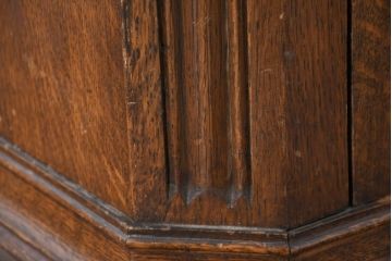 イギリスアンティーク　人気の薄型!!　オーク材　アールデコ　クラシカルな佇まいが魅力的なワードローブ(洋服タンス、衣装タンス、キャビネット、収納棚、戸棚、英国)(R-082341)