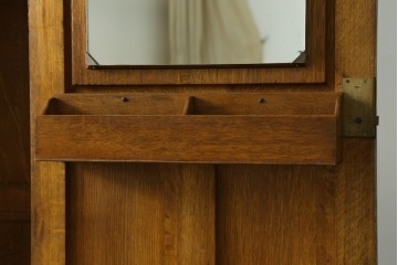 イギリスアンティーク　1920年頃　人気の薄型!!　オーク材　アールデコ　クラシカルな佇まいが魅力的なワードローブ　(R-082341)