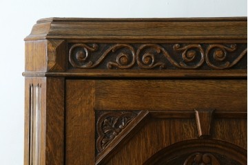 イギリスアンティーク　1920年頃　人気の薄型!!　オーク材　アールデコ　クラシカルな佇まいが魅力的なワードローブ　(R-082341)