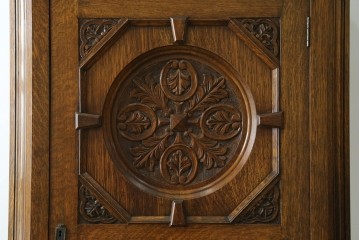 イギリスアンティーク　1920年頃　人気の薄型!!　オーク材　アールデコ　クラシカルな佇まいが魅力的なワードローブ　(R-082341)