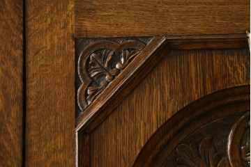 イギリスアンティーク　1920年頃　人気の薄型!!　オーク材　アールデコ　クラシカルな佇まいが魅力的なワードローブ　(R-082341)