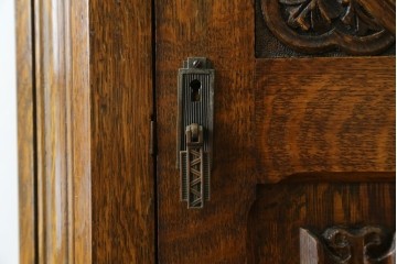 イギリスアンティーク　1920年頃　人気の薄型!!　オーク材　アールデコ　クラシカルな佇まいが魅力的なワードローブ　(R-082341)