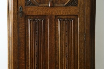 イギリスアンティーク　1920年頃　人気の薄型!!　オーク材　アールデコ　クラシカルな佇まいが魅力的なワードローブ　(R-082341)