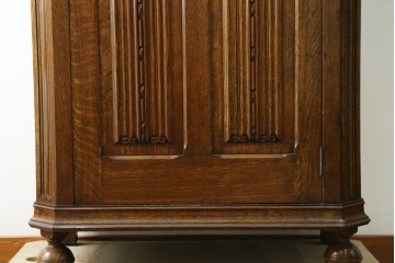 イギリスアンティーク　1920年頃　人気の薄型!!　オーク材　アールデコ　クラシカルな佇まいが魅力的なワードローブ　(R-082341)