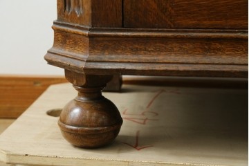 イギリスアンティーク　1920年頃　人気の薄型!!　オーク材　アールデコ　クラシカルな佇まいが魅力的なワードローブ　(R-082341)