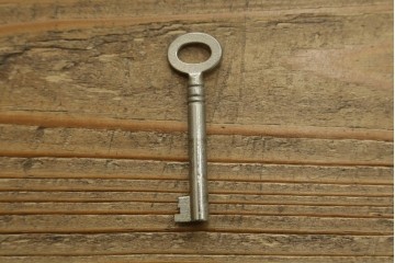 イギリスアンティーク　1920年頃　人気の薄型!!　オーク材　アールデコ　クラシカルな佇まいが魅力的なワードローブ　(R-082341)